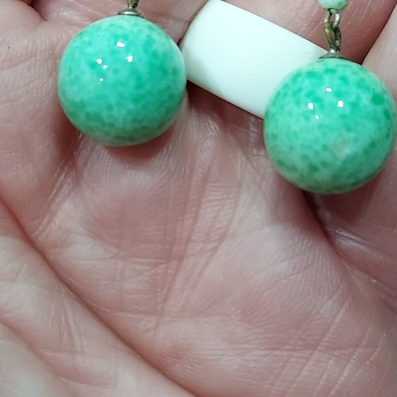 Antique Peking Green glass drop filagree earrings w. screw backs Unsigned - Picture 2 of 6